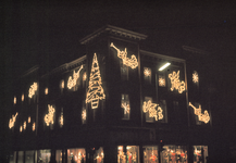 22641 Afbeelding van de neonverlichting aan de gevel van het pand van kledingmagazijn Vinke (Vredenburg 40) te Utrecht, ...